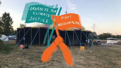 Zirkuszelt im Hintergrund, darübergelegte Zeichnung mit dem SystemChangeLogo: Fahnen mit den Texten "ORGANIZE FOR CLIMATE JUSTICE" und "FIGHT NEOCOLONIALISM" + +Circus tent in the background, drawing with the SystemChange logo superimposed: flags with the texts "ORGANIZE FOR CLIMATE JUSTICE" and "FIGHT NEOCOLONIALISM".