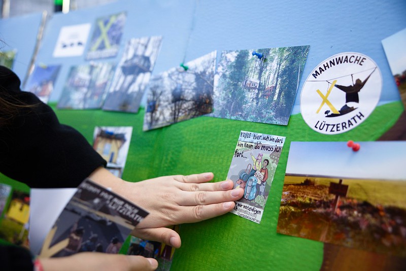 On one wall hang pictures of tree houses and stickers.